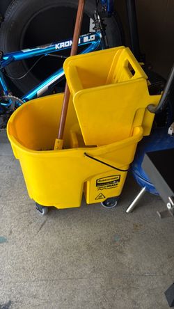 Rubbermaid Commercial WaveBrake Mop Bucket