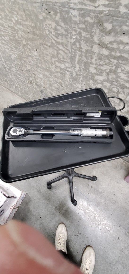 PITTSBURGH PRO 3/8 in. Drive, 5 to 80 ft-lb Click Torque Wrench