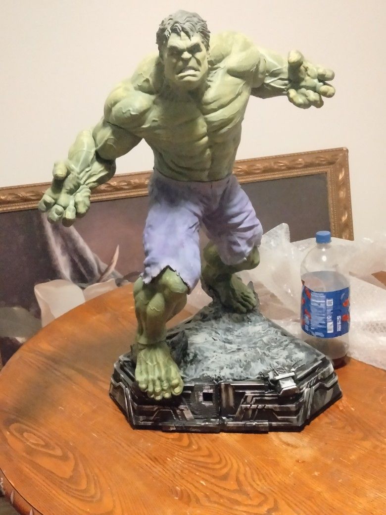 Giant Hulk Marvel Statue Close To 4 Feet