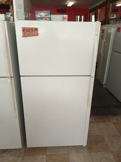 Whirlpool Refrigerator white ex large excellent . Warranty , Delivery available 2203 Fowler st. Ft. Myers 33901