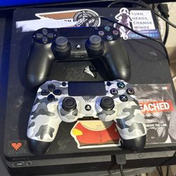 PS4 -2 Controllers