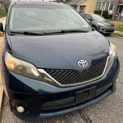 2011 TOYOTA SIENNA SE