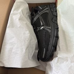 Womens All Black Nike Vomero