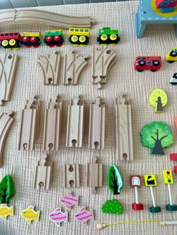 WOOD TRAIN TRACK PLAY SET W/ WOODEN FIGURINES & TOWN OVER 80 pieces EXCELLENT CONDITION