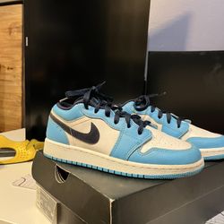 Jordan 1 UNC low Size 4 And a half