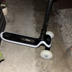 Kids 3-Wheel Scooter – Stable & Easy to Ride And It Also Lights Up 