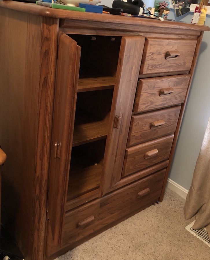 Free wooden dresser set