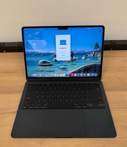 13.6" MacBook Air M2 8 Core*256GB SSD*8GB RAM