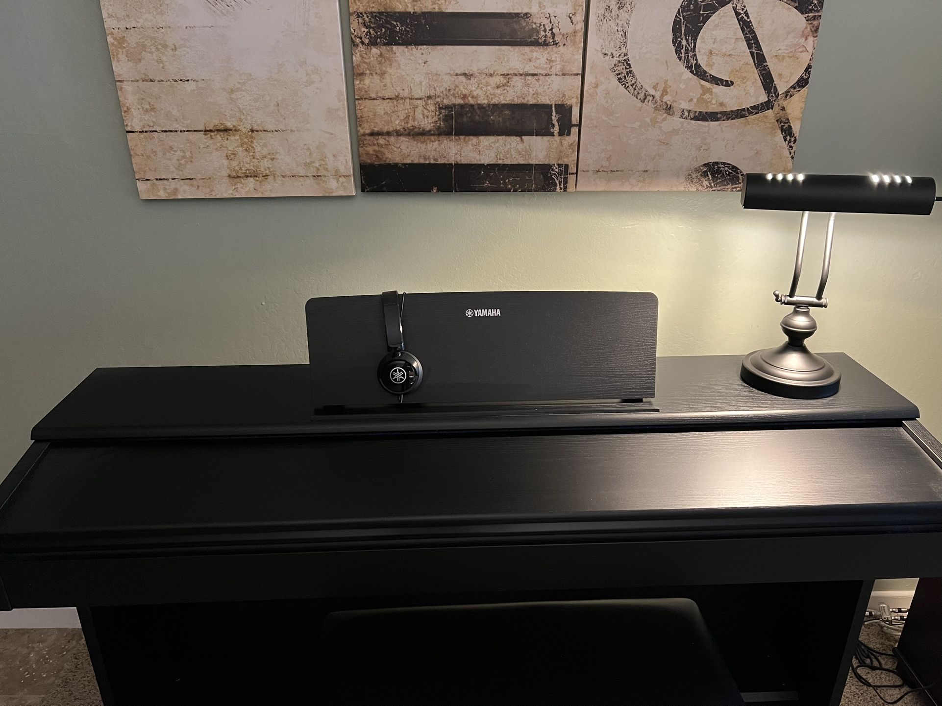 Yamaha 88 Weighted Key Piano With Bench, Piano Lamp And Yamaha Headphones