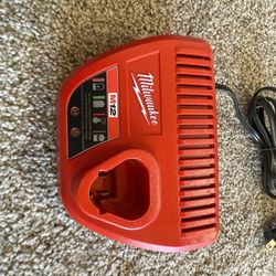 Milwaukee Charger M12