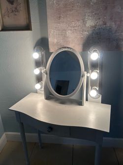 Lighted Vanity Makeup Table with Mirror