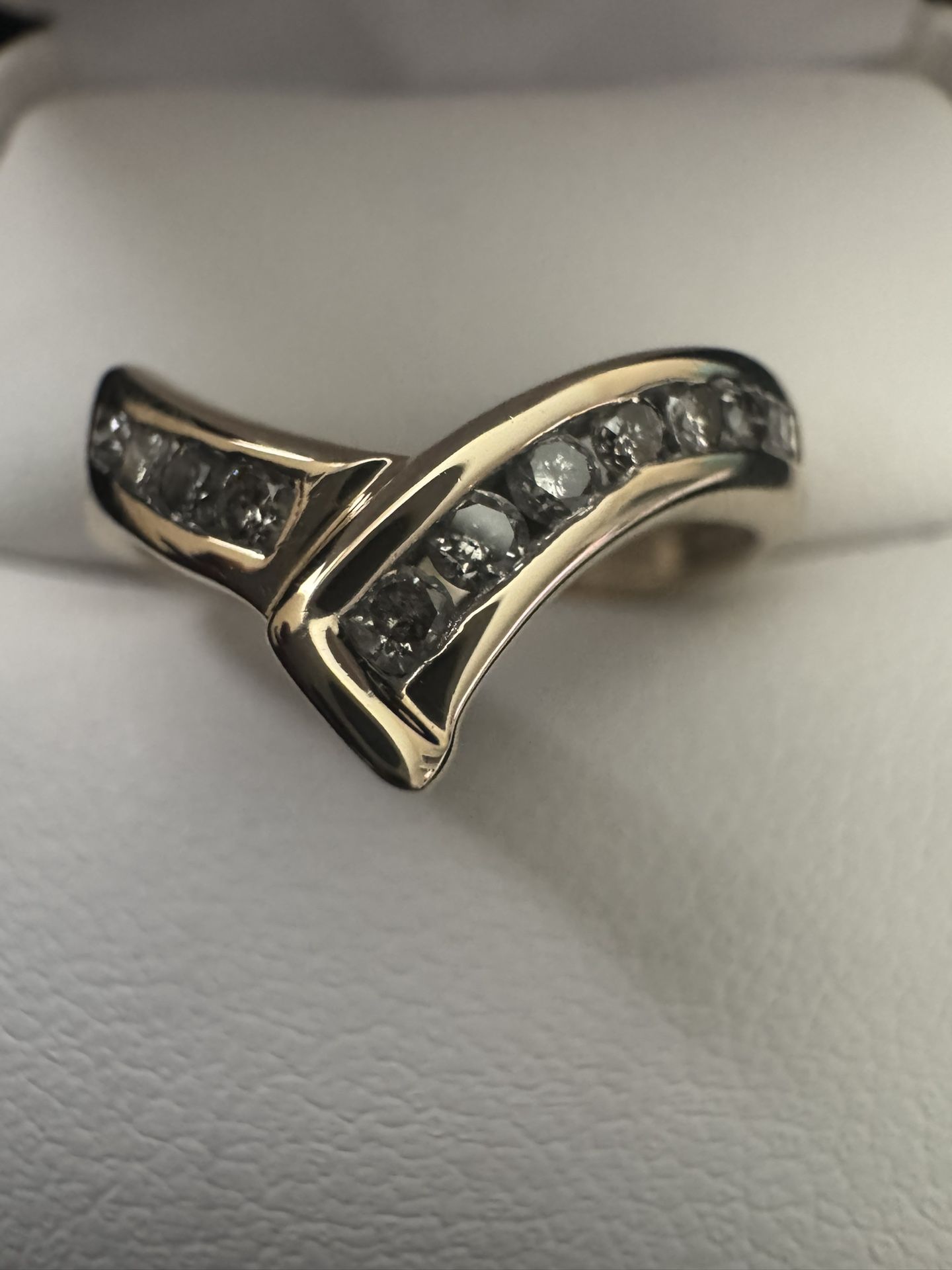 10K Yellow Gold ~1/4CTW Diamond Chevron Channel Set Band Ring Size 7 1/4
