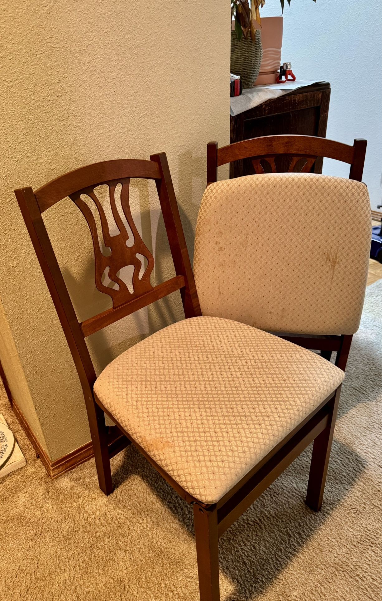 Folding Chairs   6 Total 