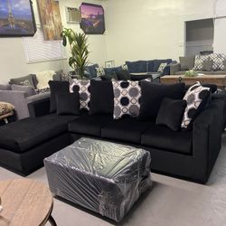 Black Sectional With Designed Pillows ¡¡