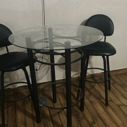 mesa con sus dos sillas 