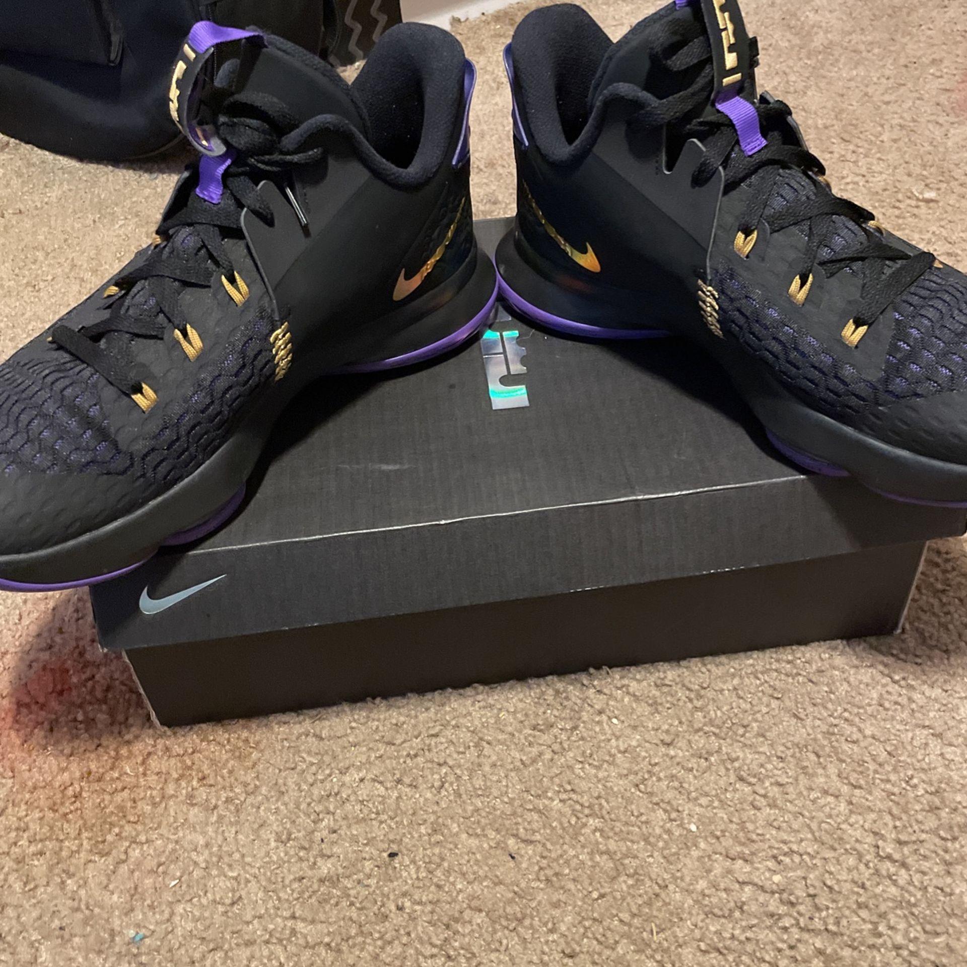 LeBron Witness 5 'Fierce Purple Metallic Gold