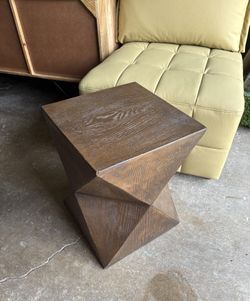 Accent end table wood grain look Made of plaster 18” high x 14” x 14” 