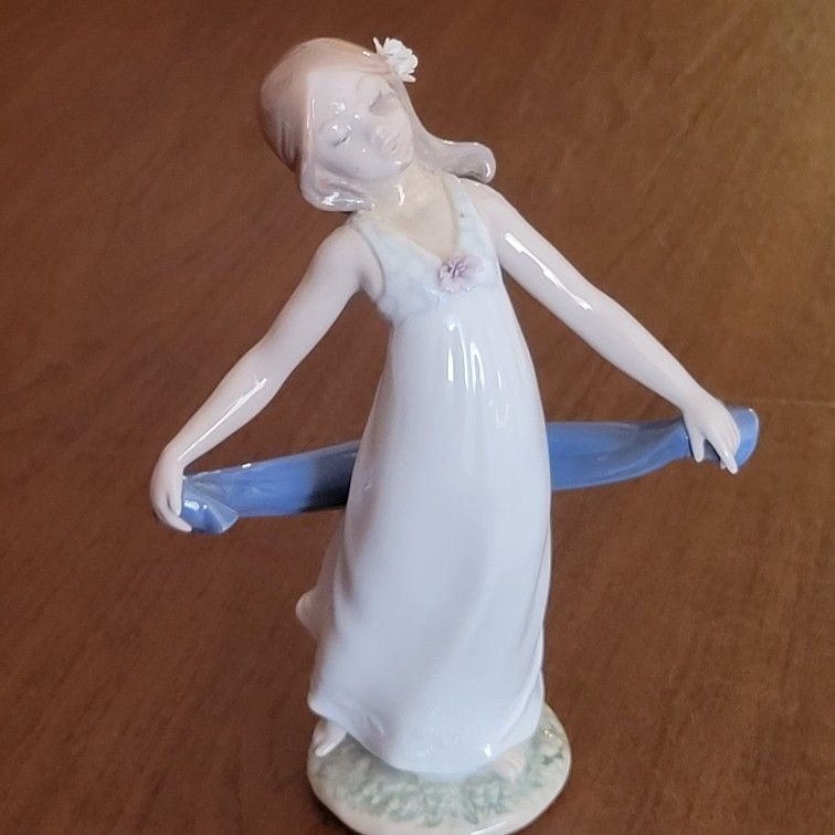 Vintage Lladro Daisa 2007 Gentle Breeze Retired! Made in Spain
Figurine. Pre-owned, good shape, no chips or cracks. Display item