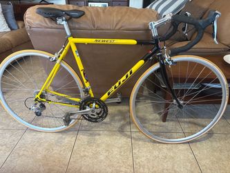 Fuji  newest.    Road bike.  RS. 4000. .