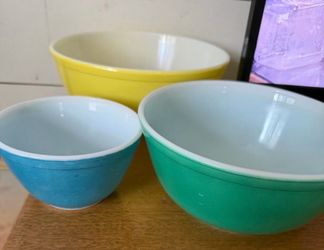 Vintage Pyrex mixing bowls