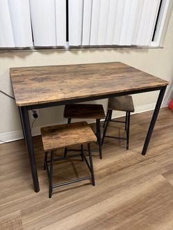 Kitchen table and stools set