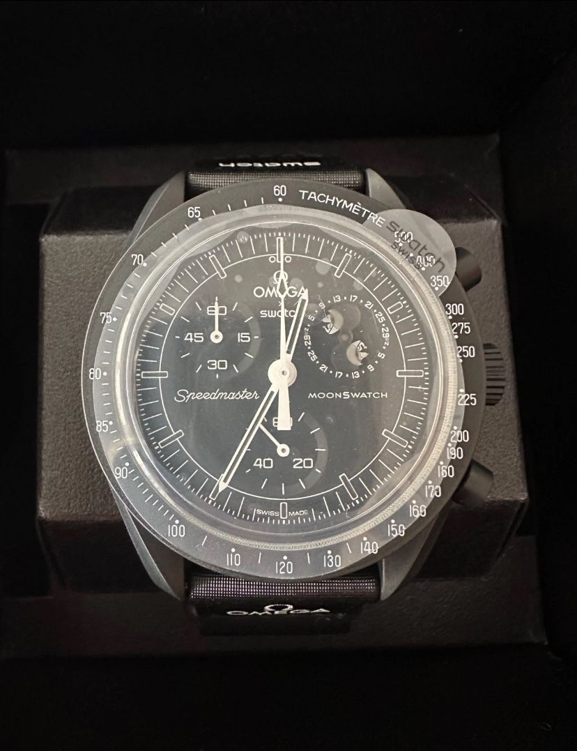 OMEGA x Swatch Speedmaster Snoopy MISSION TO THE MOONPHASE - NEW MOON -