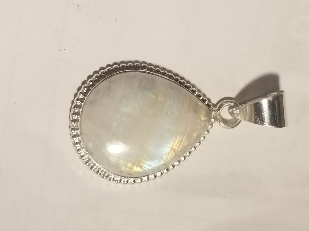 Beautiful moonstone pendant. All natural set in 925 silver.