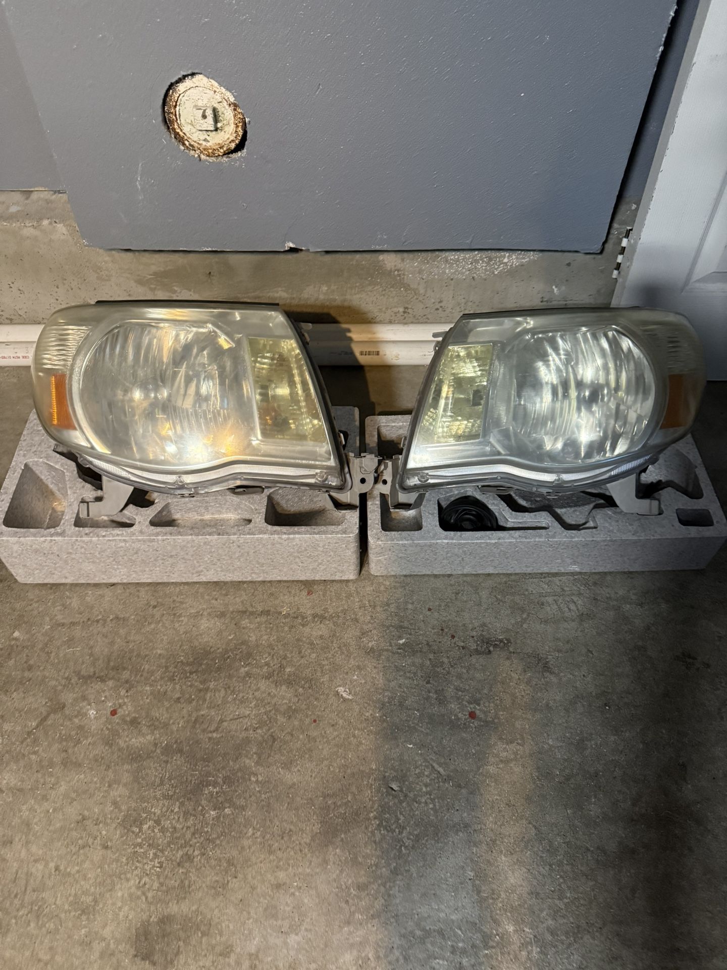 Toyota Tacoma 05-11 OEM Headlights