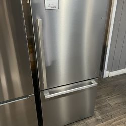 Hisense 17.1 cu.ft Finger-print Resistant Refrigerator - 🎃SPECIAL🎃