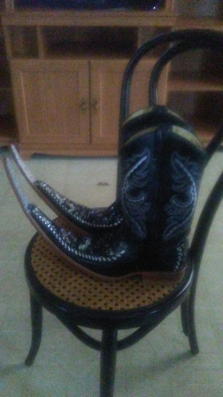 Botas tribaleras for sale!!! $60 or better offer