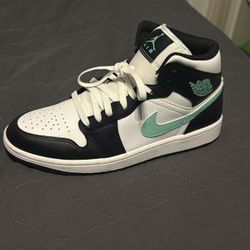 Jordan 1 Mid Green Glow Never Used 9 Men