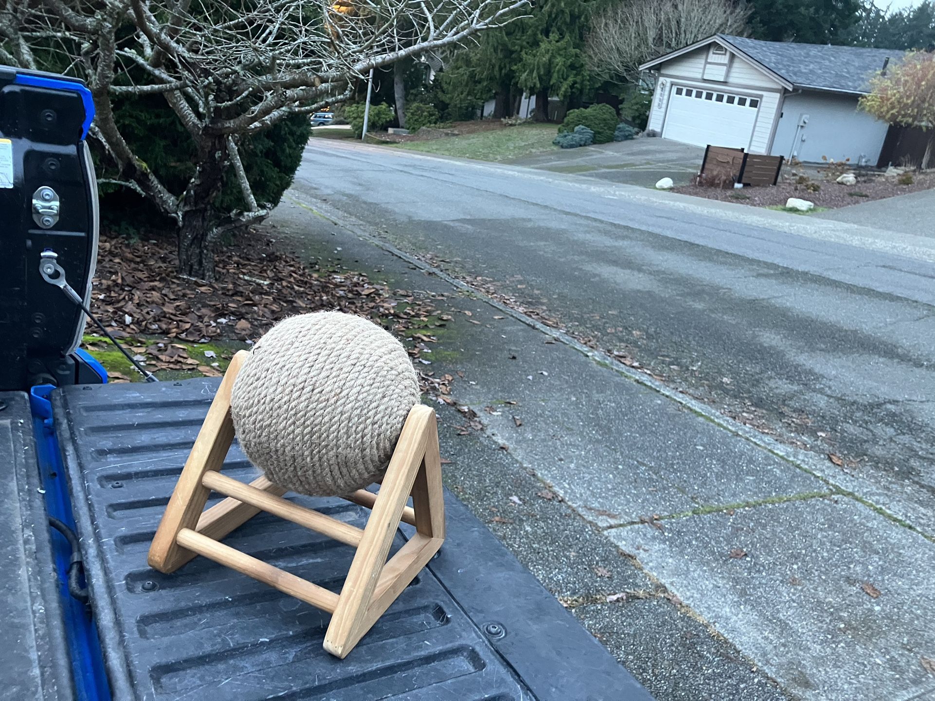 Cat Kitty Scratching Scratch Post Rolling Ball Cat Kitty Tree Like New 