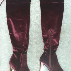 THIGH HIGH STUNNING MAROON BOOTS W/4"GOLD CHUNKY HEEL ZIPPER ON INSIDE FOR EASY ON &OFF.  SIZE 8.5