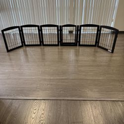 New / Freestanding Indoor Fence Or Enclosed Playpen With Locking Door 