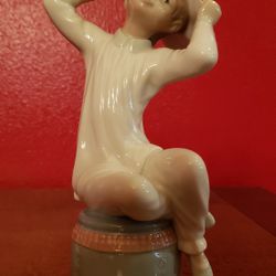 Lladro figurine "Girl With Bonnet Sitting On Stool" #1147