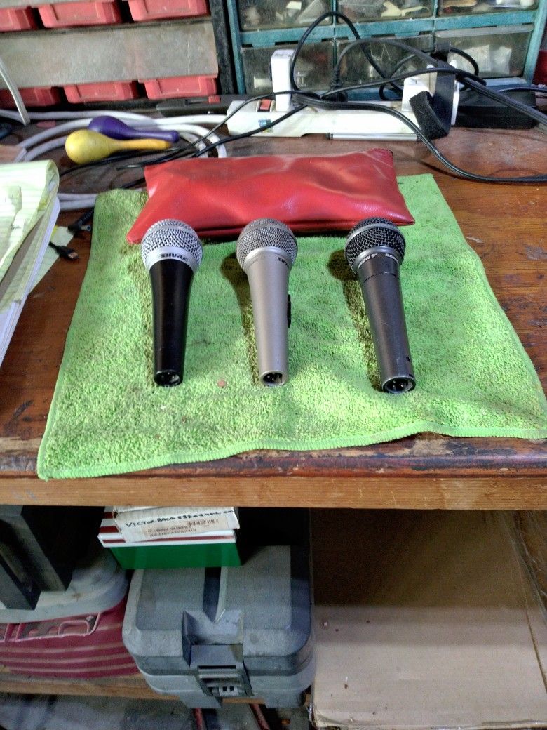 This Is A Set Of Three Wide Range Microphones Two Of Which Are Sure That The Other Is The Samsung