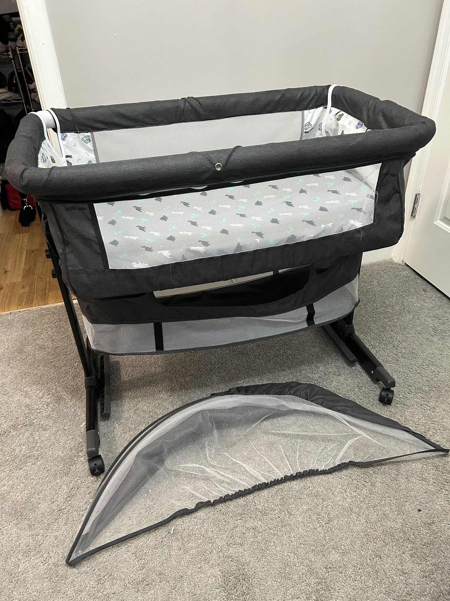 Baby Bassinet , Grey And White