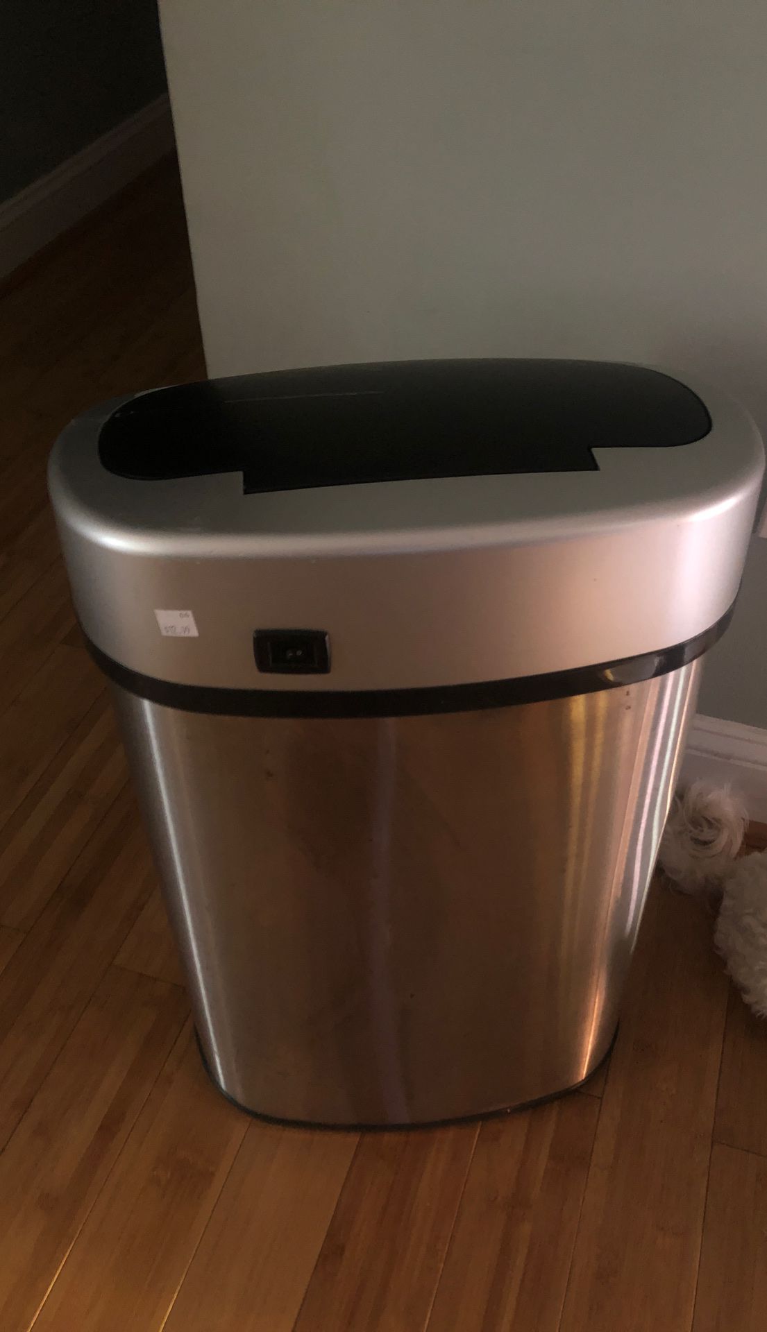 Automatic trash can