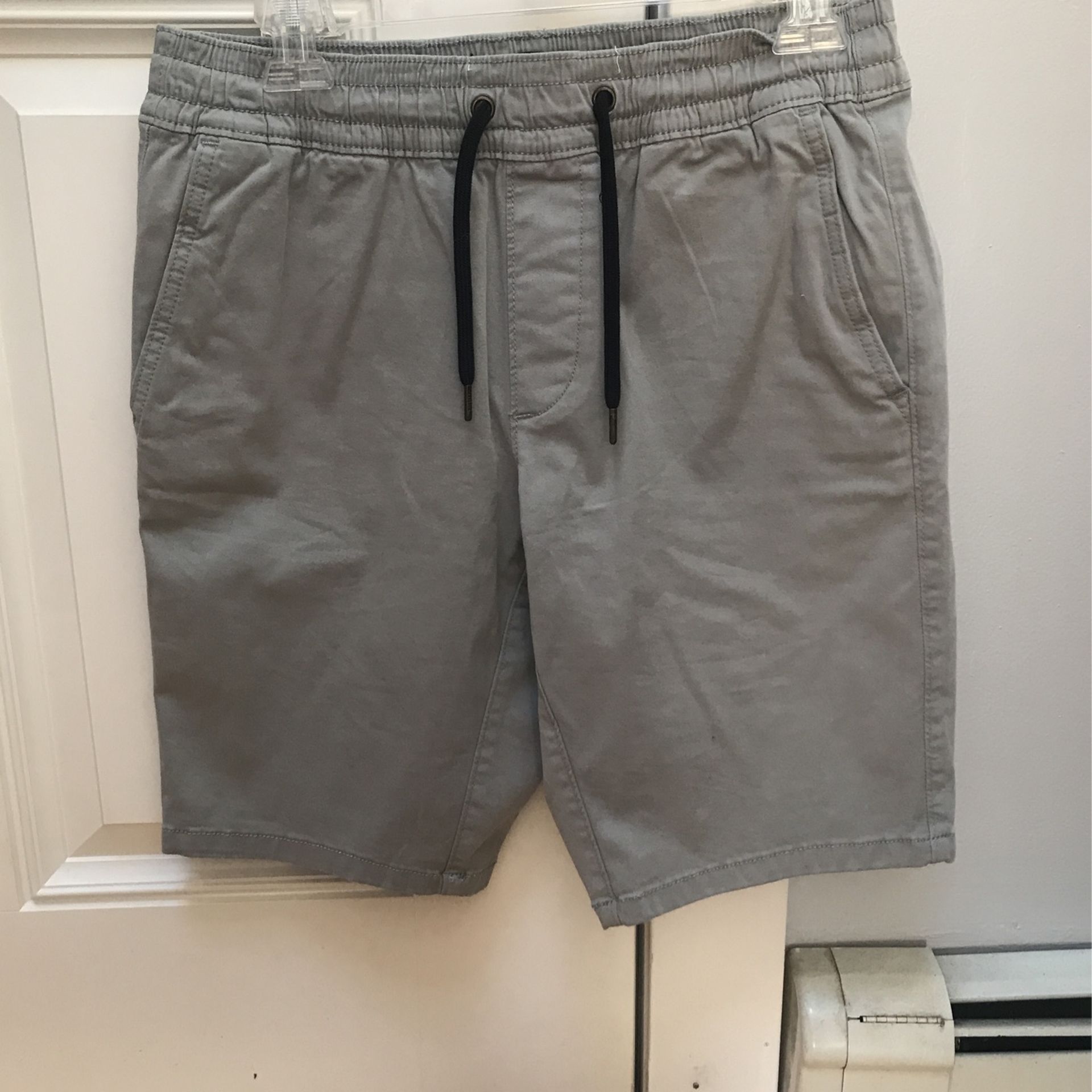 Men’s Hollister light gray elastic band shorts size small never worn without tags