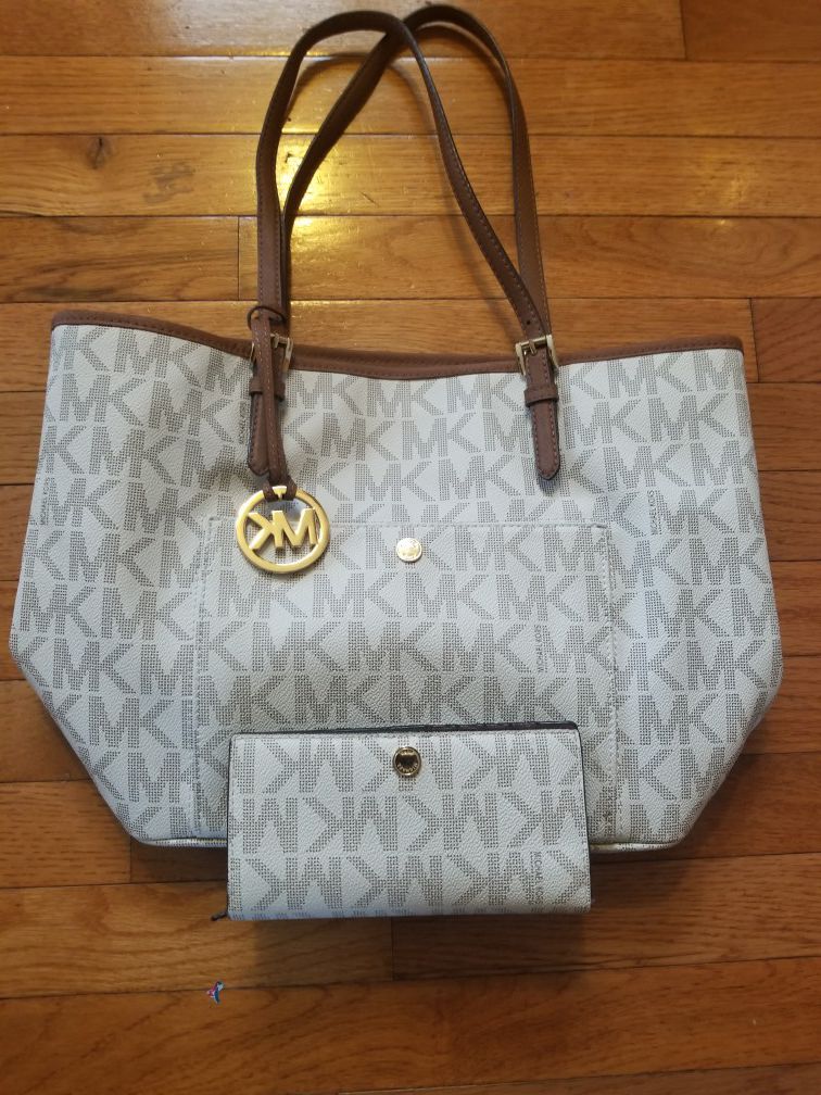 Large Michael Kors tote with full wallet. Pocket with card slots on front. Clean inside and out.