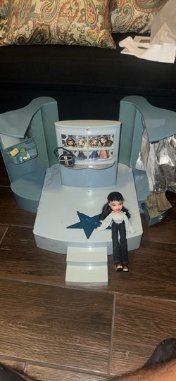 Bratz Light up Stage & Doll