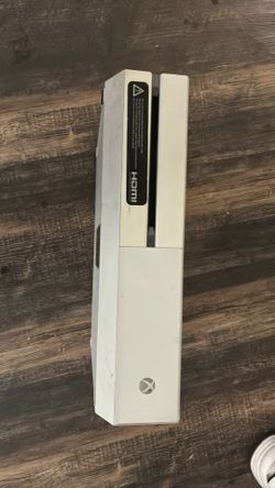 Used Xbox one has scratches but works perfect