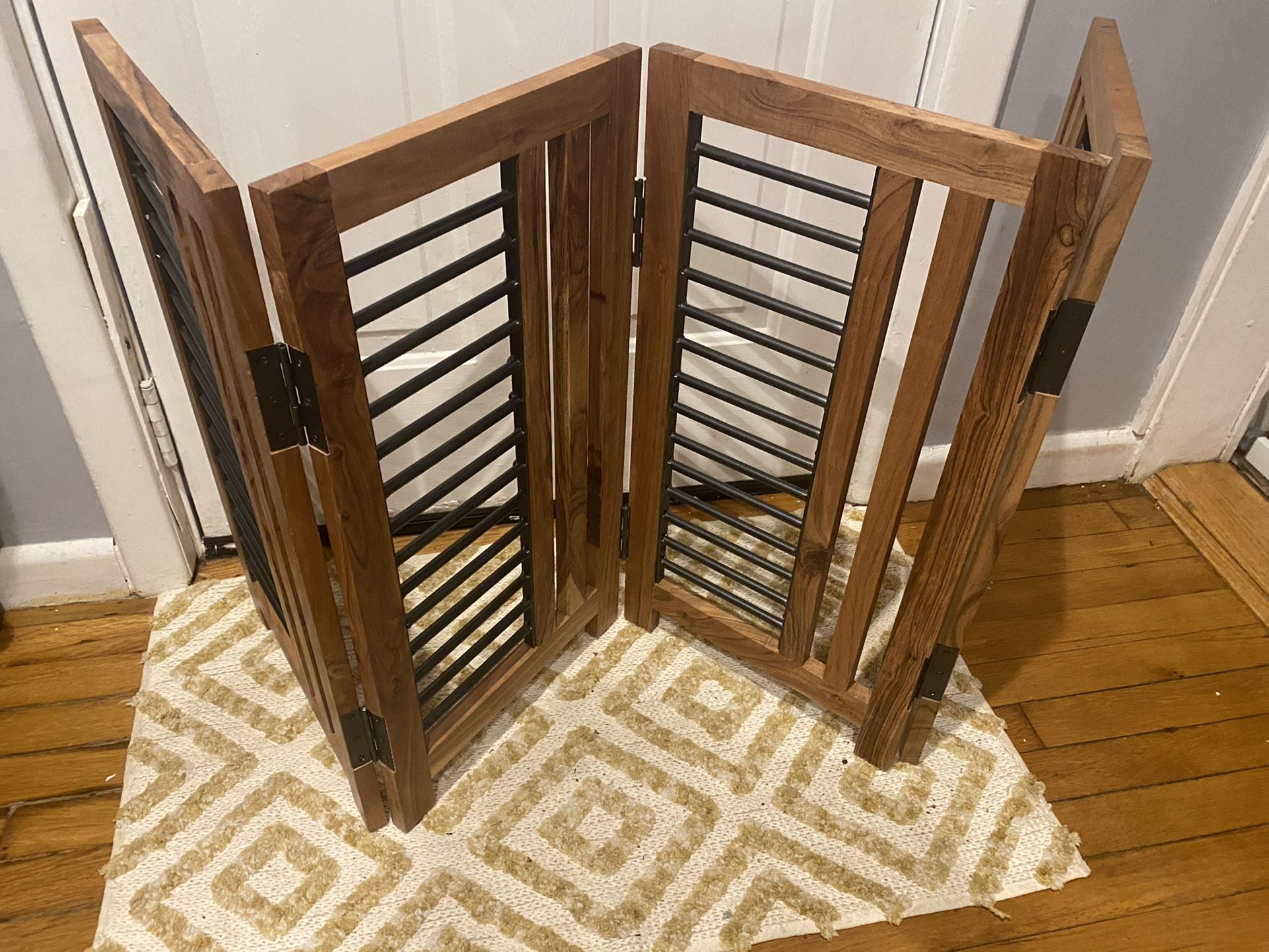 Wooden Heavy Duty 4 Panel Dog/Baby gate Like New 