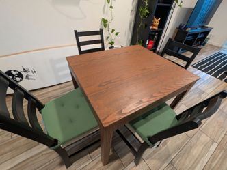 Extendable dining table set with 4 matching chairs.