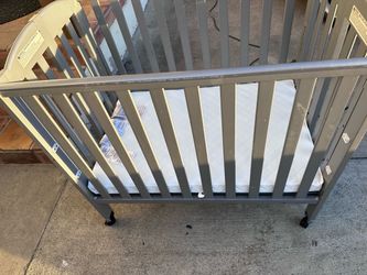 Foldable crib
