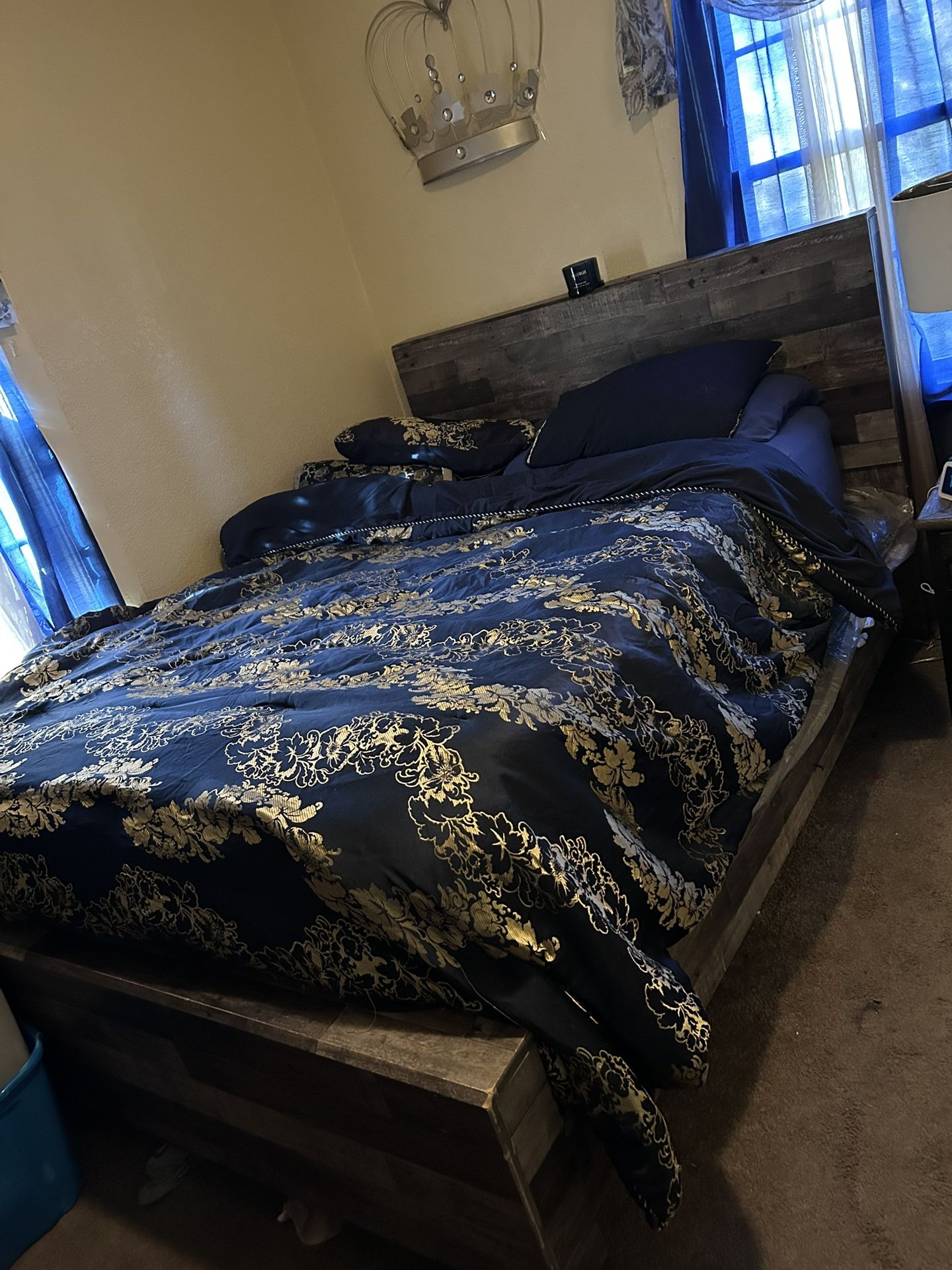 * Queen bed set Dresser & Mirror  W/Mattress 