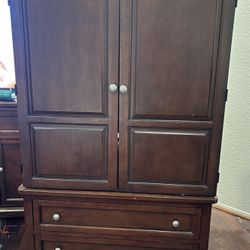 Merlot  TV Armoire