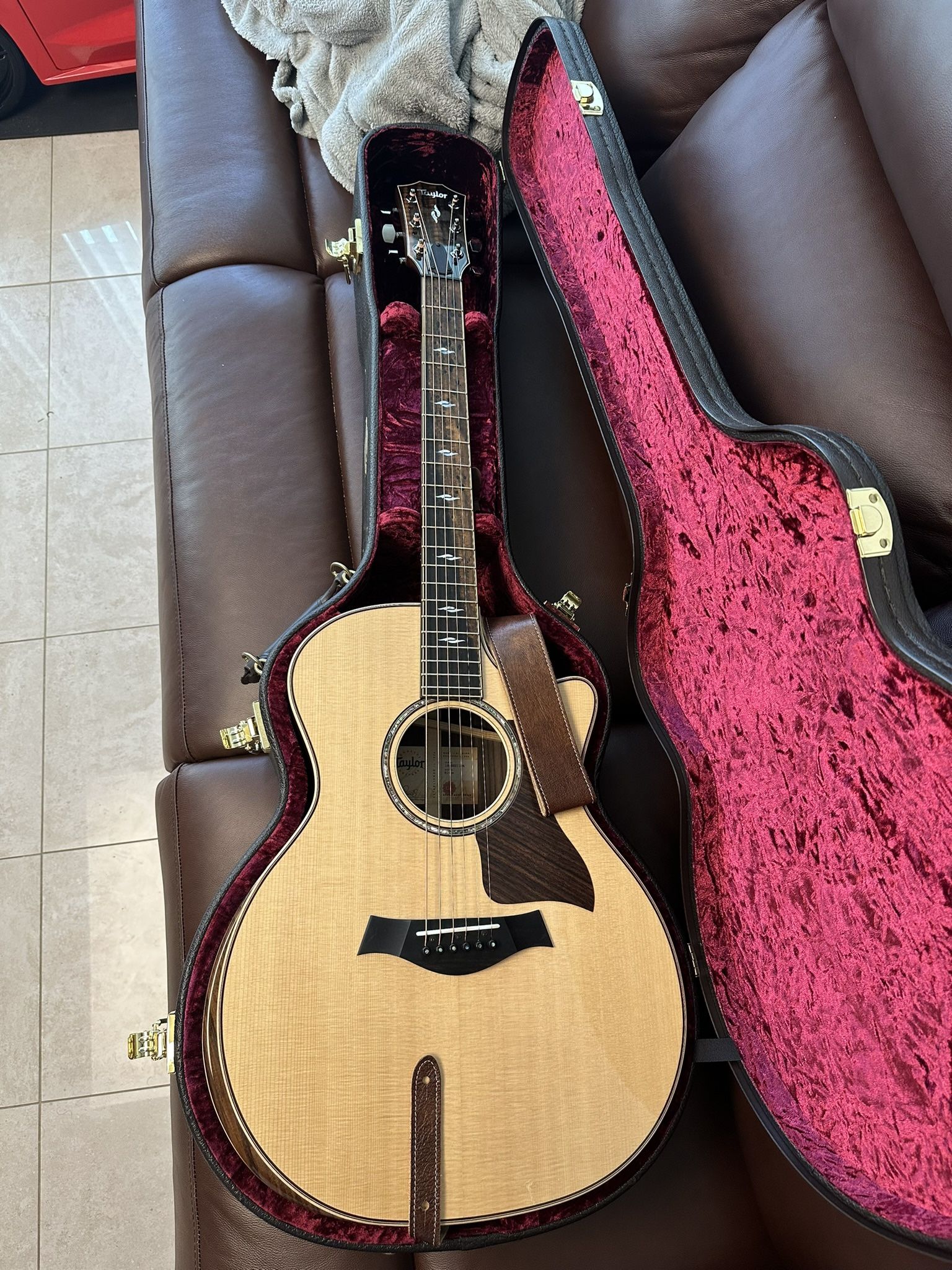 Taylor 814ce Grand Auditorium Acoustic-Electric Guitar
