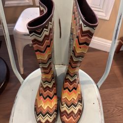 Womens Tall Rainboots Size 9. Located in Murray cash/Venmo. Fcfs or hold with Venmo 