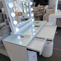 ✅️WHITE VANITY DESK AND MIRROR &DIAPLAYER SCREEN BLUETOOTH SPEAKER.  